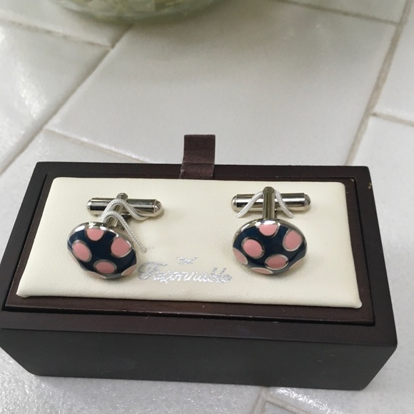 Fashionable men's cufflinks